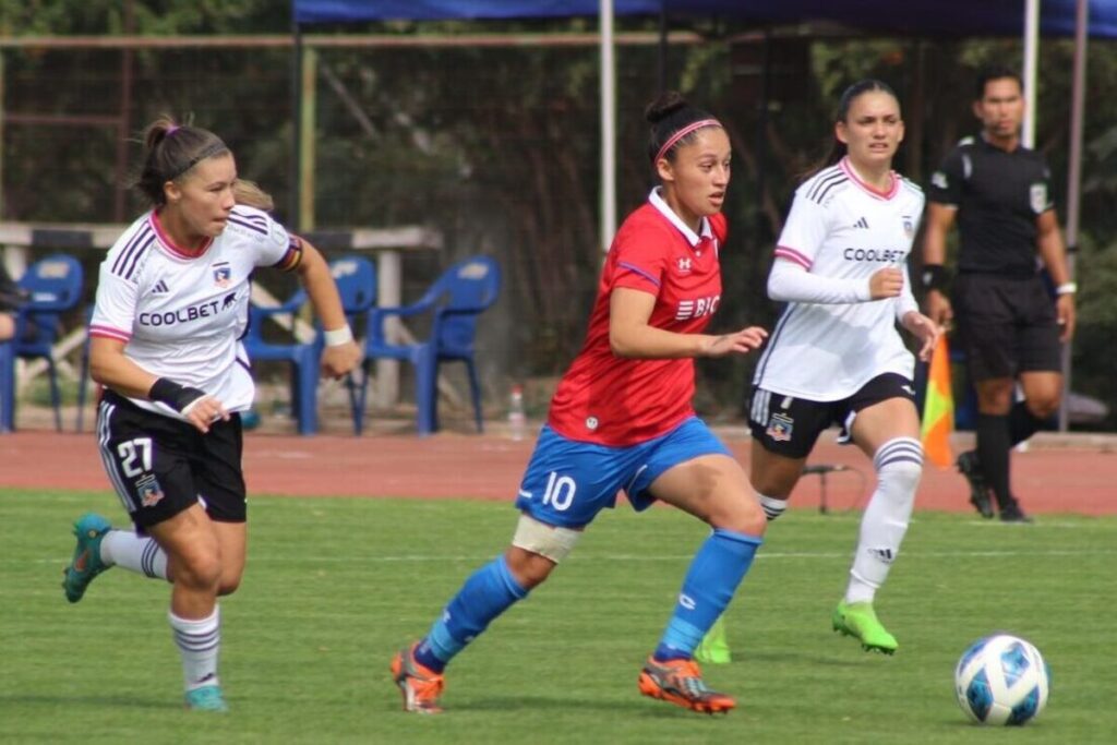 Jugadoras de Colo-Colo y Universidad Católica disputando un balón en un partido por el Campeonato Nacional Femenino.