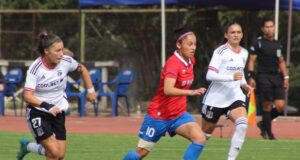 Jugadoras de Colo-Colo y Universidad Católica disputando un balón en un partido por el Campeonato Nacional Femenino.