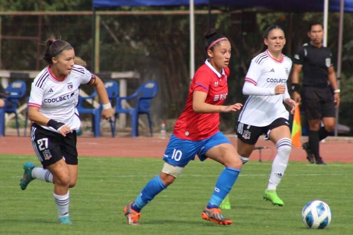 Jugadoras de Colo-Colo y Universidad Católica disputando un balón en un partido por el Campeonato Nacional Femenino.