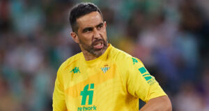 Claudio Bravo con la camiseta del Real Betis.