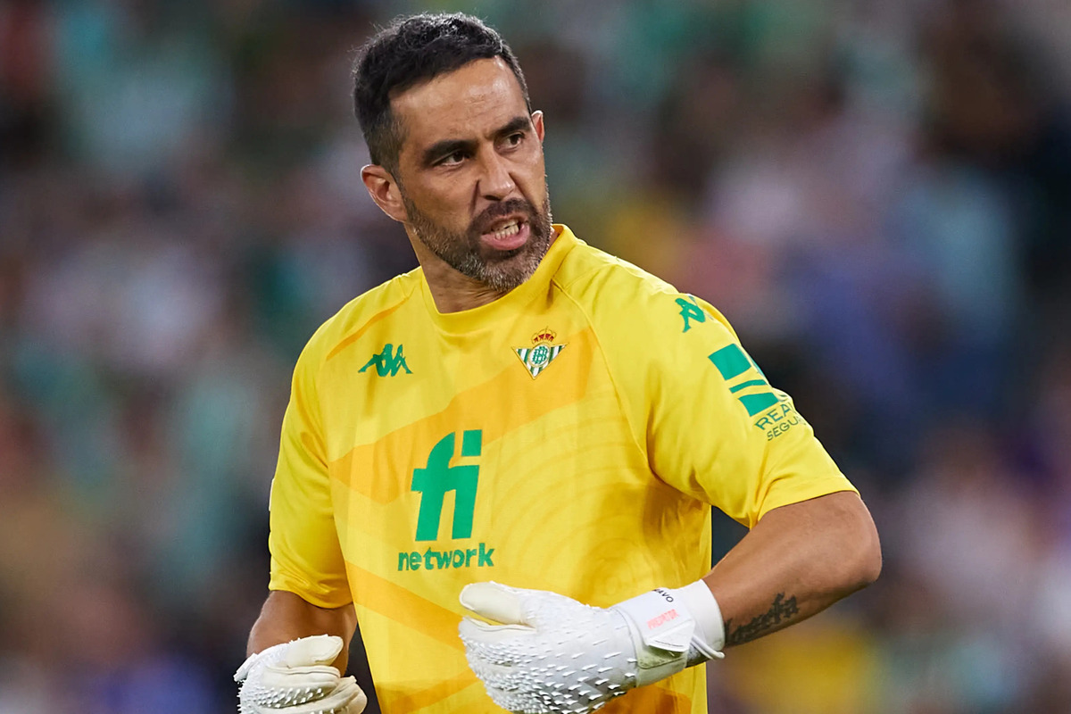 Claudio Bravo con la camiseta del Real Betis.