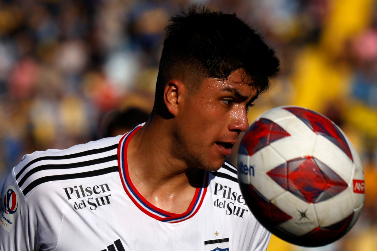 Primer plano al rostro de Damián Pizarro quien tiene la mirada fija en el balón en pleno partido con la camiseta de Colo-Colo.