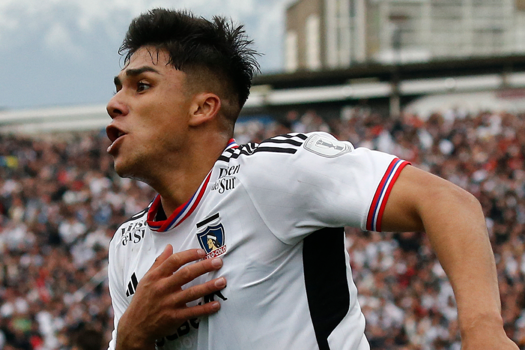 Damián Pizarro con la mano en el pecho celebra un gol con la camiseta de Colo-Colo durante la temporada 2023.