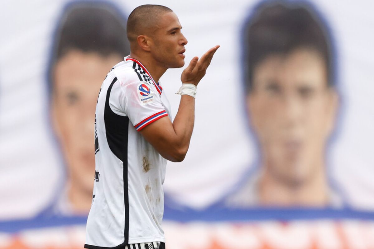 Leandro Benegas tirando un beso tras anotar por Colo-Colo