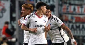 Futbolistas de Colo-Colo abrazados tras anotar un gol