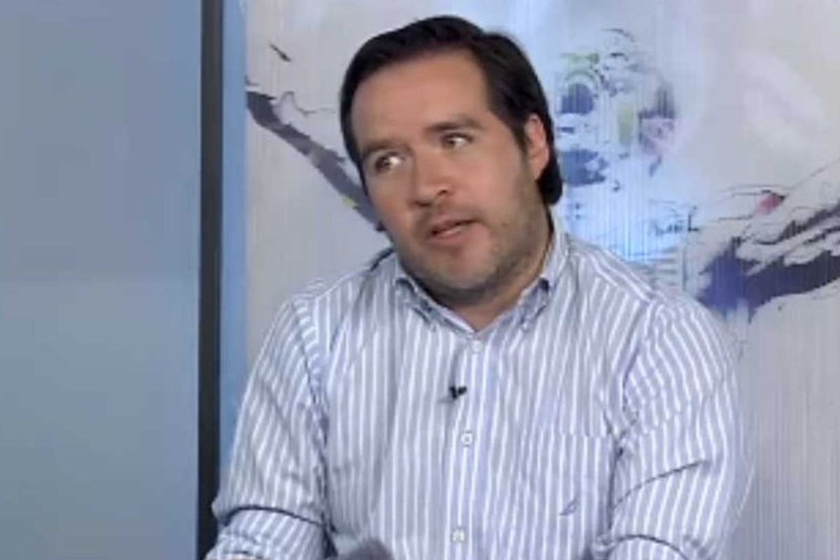 Cristián Caamaño con camisa en un panel deportivo