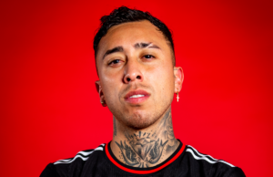 Martín Rodríguez con cara de seriedad en plena sesión de fotos en DC United de cara a la temporada 2023.