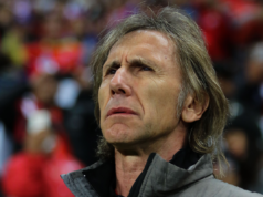 Primer plano al rostro pensativo de Ricardo Gareca, ex jugador profesional y actual entrenador de fútbol.