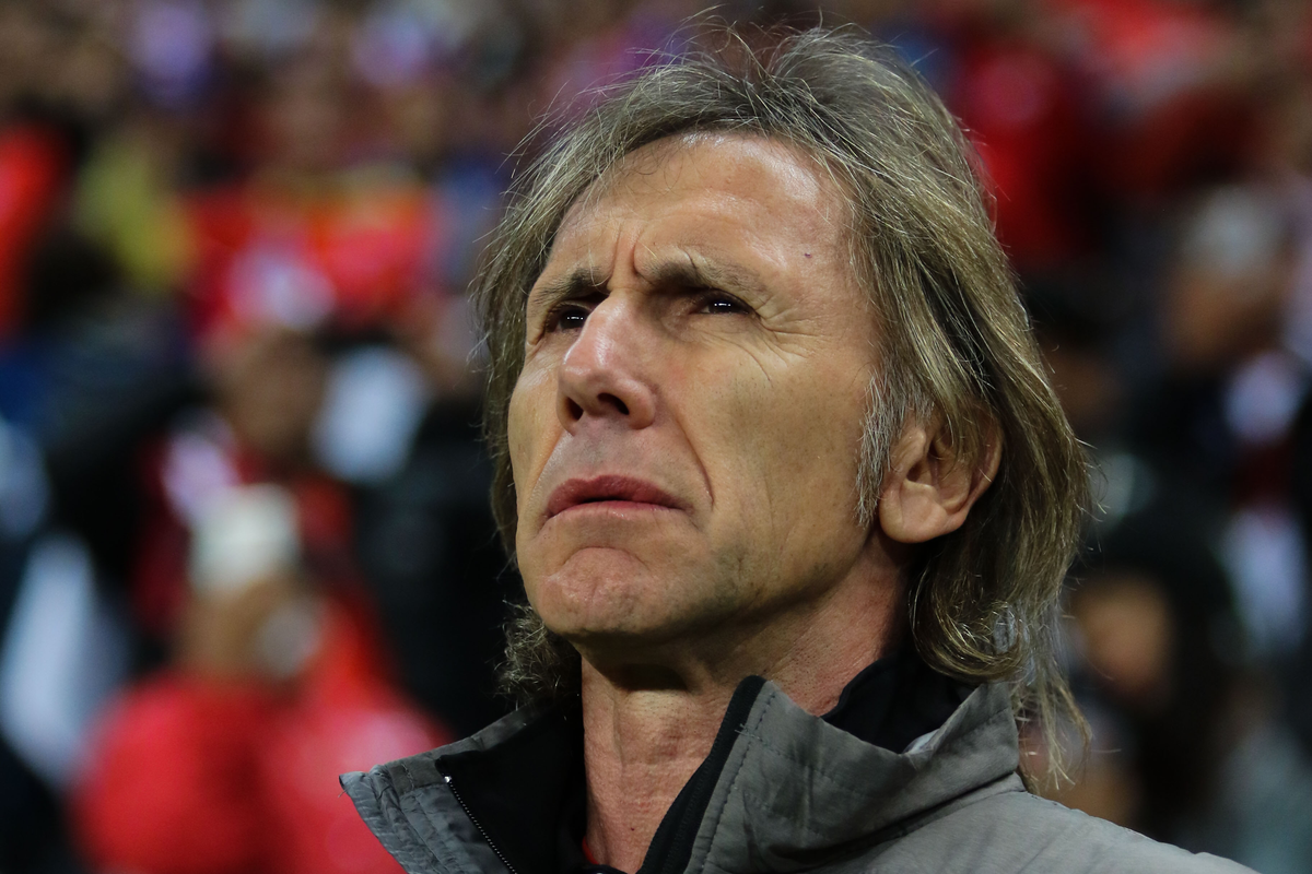 Primer plano al rostro pensativo de Ricardo Gareca, ex jugador profesional y actual entrenador de fútbol.