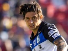 Primero plano del rostro de Joaquín Montecinos mientras juega fútbol