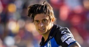 Primero plano del rostro de Joaquín Montecinos mientras juega fútbol