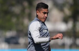 Darío Lezcano entrenando con el buzo de Colo-Colo durante la temporada 2023.