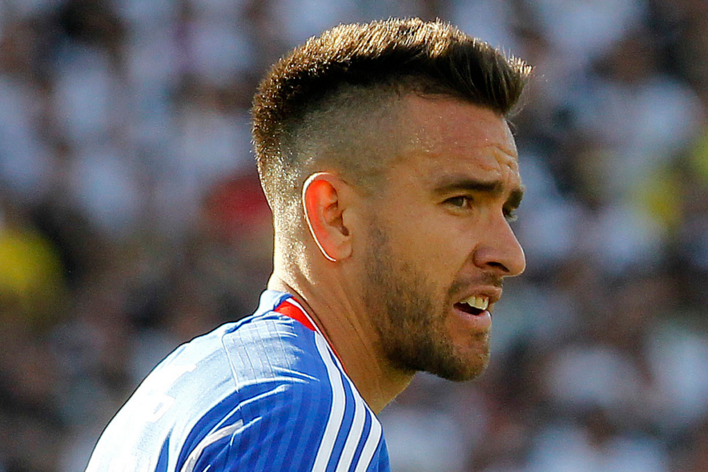 Matías Zaldivia con la mirada fija en un objetivo mientras defiende la camiseta de Universidad de Chile durante la temporada 2023.