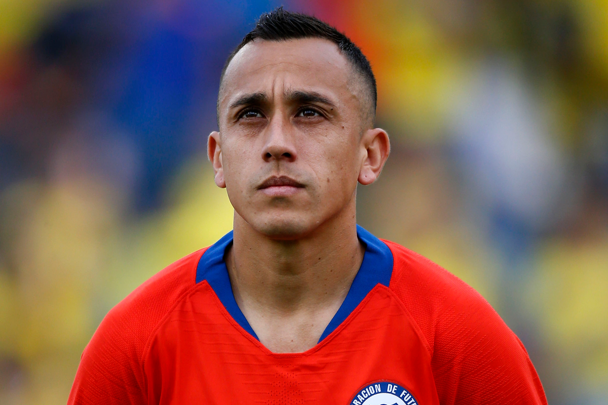 Fabián Orellana con la mirada fija mientras defiende la camiseta de la Selección Chilena.