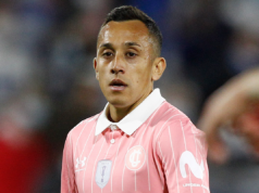 Fabián Orellana con la mirada fija mientras defiende los colores de Universidad Católica durante la temporada 2022.