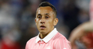 Fabián Orellana con la mirada fija mientras defiende los colores de Universidad Católica durante la temporada 2022.