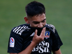 Joan Cruz se lamenta y se cubre la boca con la camiseta de Colo-Colo durante la temporada 2021.
