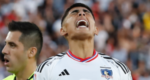 Jordhy Thompson se lamenta en pleno partido con la camiseta de Colo-Colo durante la temporada 2023.