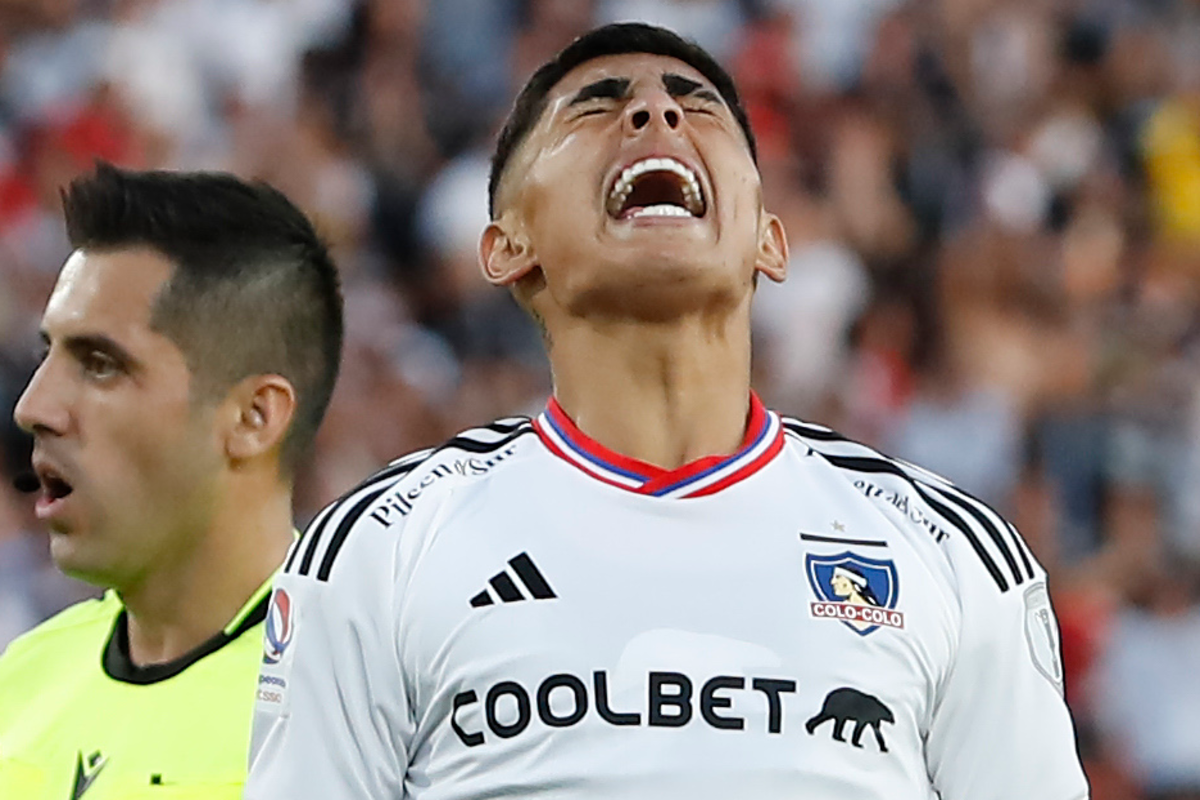 Jordhy Thompson se lamenta en pleno partido con la camiseta de Colo-Colo durante la temporada 2023.