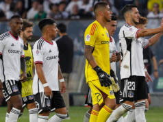 Futbolistas de Colo-Colo se retiran del campo de juego tras el empate 0-0 ante Universidad de Chile en el Superclásico 193 del fútbol chileno.