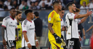 Futbolistas de Colo-Colo se retiran del campo de juego tras el empate 0-0 ante Universidad de Chile en el Superclásico 193 del fútbol chileno.