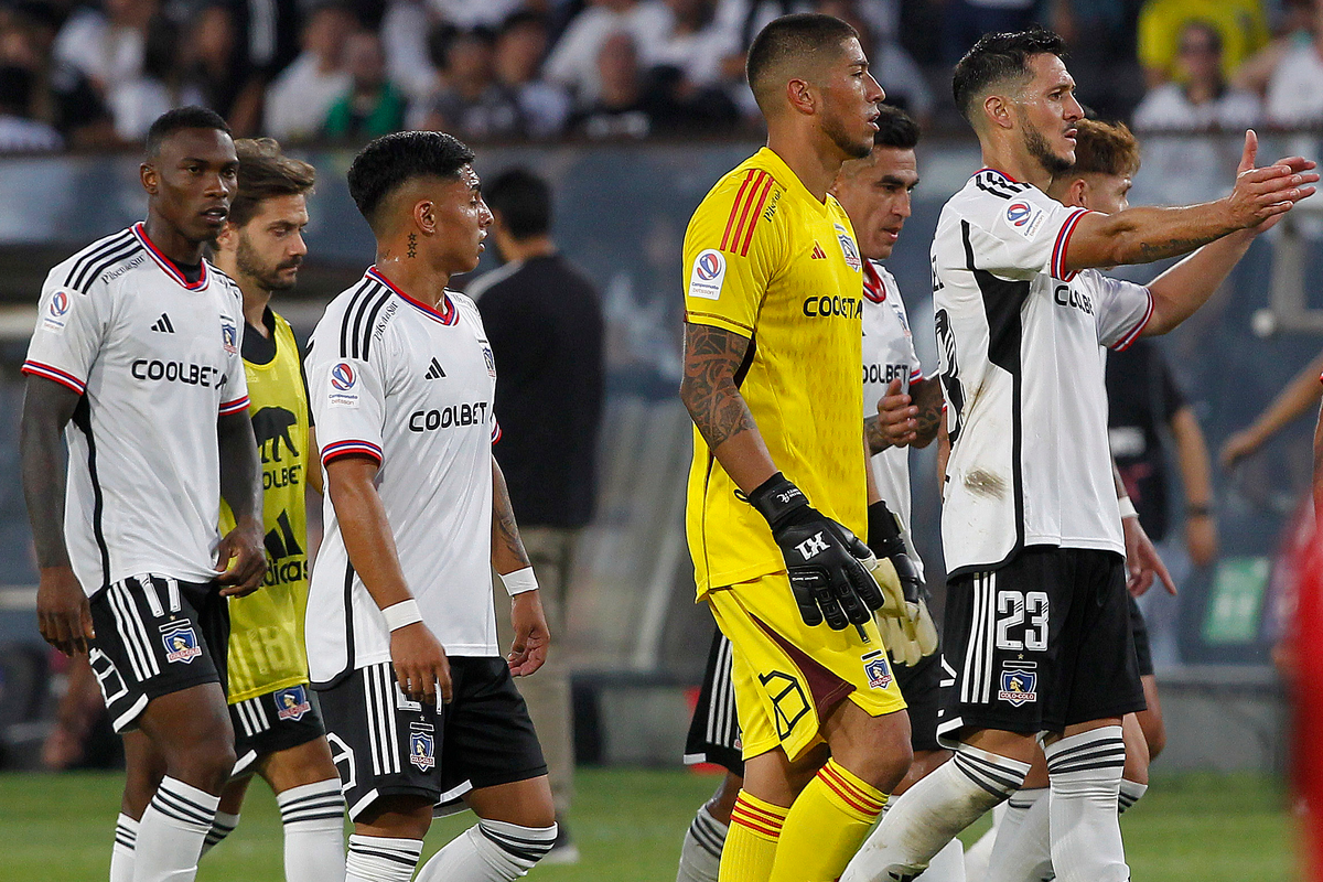 Futbolistas de Colo-Colo se retiran del campo de juego tras el empate 0-0 ante Universidad de Chile en el Superclásico 193 del fútbol chileno.