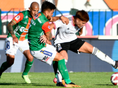Leonardo Gil mantiene la posición del balón mientras es marcado de cerca por dos jugadores de Cobresal.