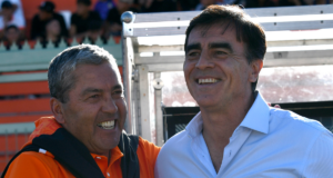 Gustavo Huerta y Gustavo Quinteros se abrazan y sonríen en pleno partido de Colo-Colo y Cobresal durante la temporada 2023.