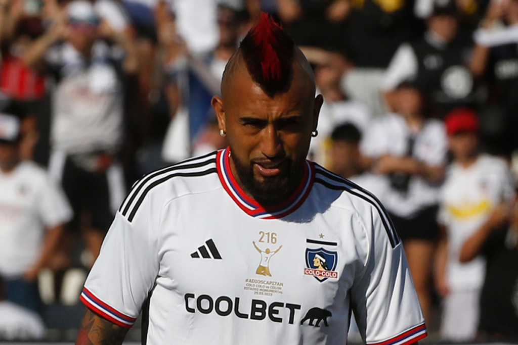 Arturo Vidal con la camiseta de Colo-Colo en plena despedida de Esteban Paredes durante la temporada 2023.