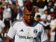 Arturo Vidal con la camiseta de Colo-Colo en plena despedida de Esteban Paredes durante la temporada 2023.