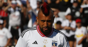 Arturo Vidal con la camiseta de Colo-Colo en plena despedida de Esteban Paredes durante la temporada 2023.
