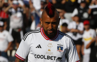 Arturo Vidal con la camiseta de Colo-Colo en plena despedida de Esteban Paredes durante la temporada 2023.