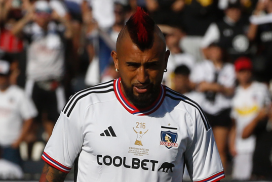 Arturo Vidal con la camiseta de Colo-Colo en plena despedida de Esteban Paredes durante la temporada 2023.