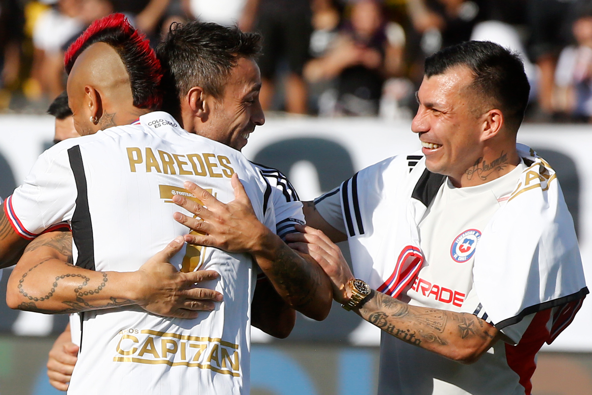 Jorge Valdivia y Arturo Vidal se enfrascan en un tierno abrazo, mientras el 'Mago' conversa con Gary Medel en el marco de la despedida de Esteban Paredes del fútbol profesional.