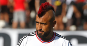 Arturo Vidal con la mirada pensativa en plena despedida de Esteban Paredes durante la temporada 2023.