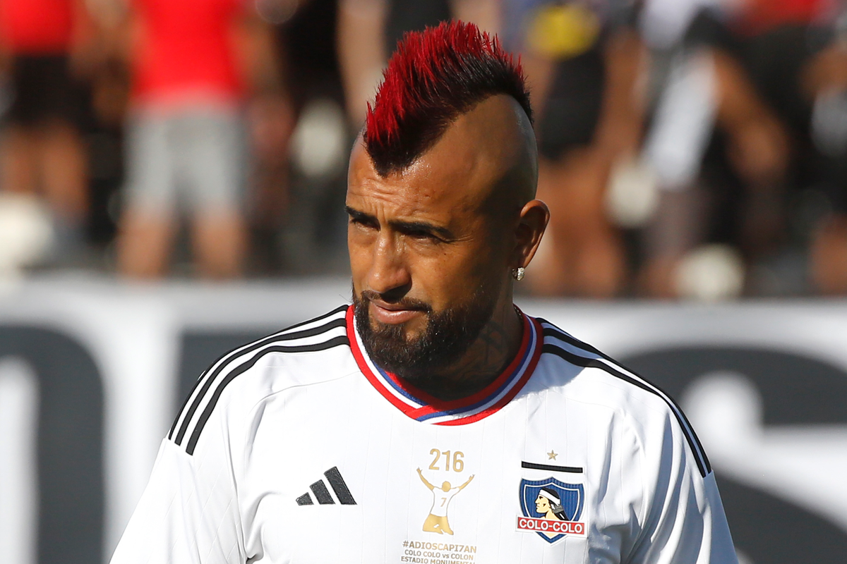 Arturo Vidal con la mirada pensativa en plena despedida de Esteban Paredes durante la temporada 2023.