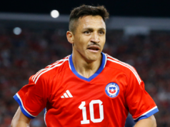 Alexis Sánchez con cara cabizbaja mientras defiende la camiseta de la selección chilena.