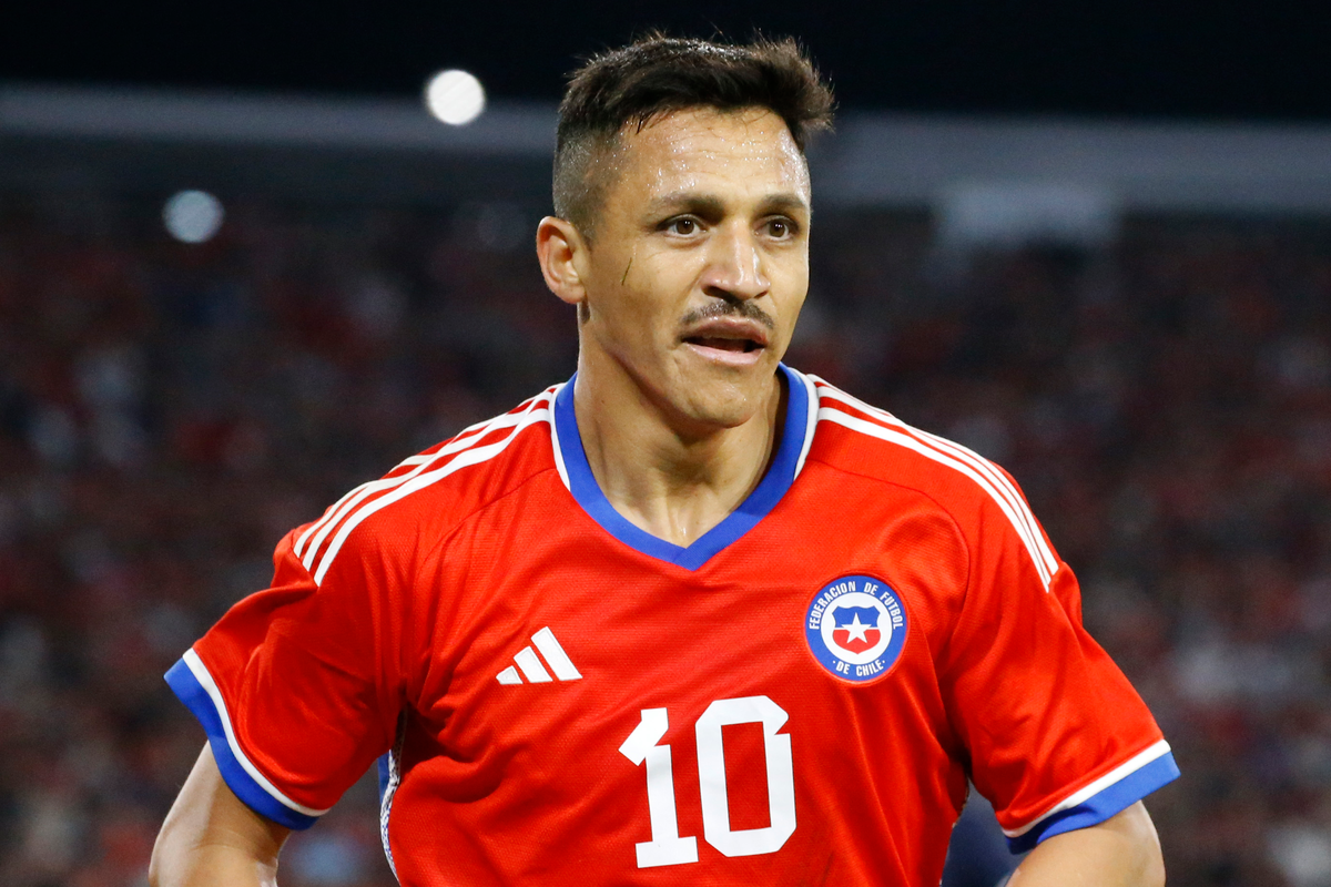 Alexis Sánchez con cara cabizbaja mientras defiende la camiseta de la selección chilena.