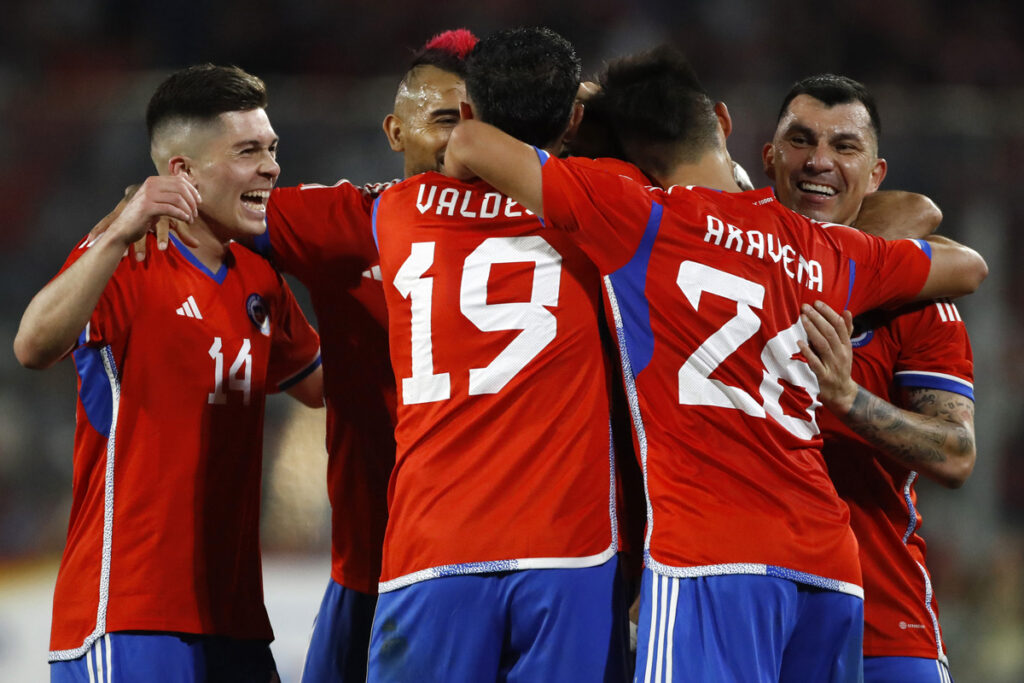 Futbolistas de la Selección Chilena se abrazan tras anotar un gol en el amistoso ante Paraguay durante la temporada 2023.