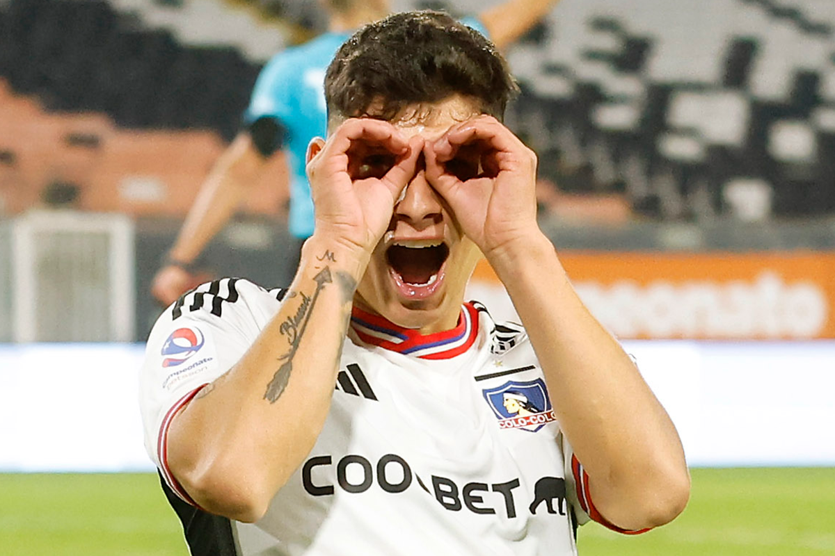 Alexander Oroz celebrando un gol con la camiseta de Colo-Colo durante la temporada 2023.