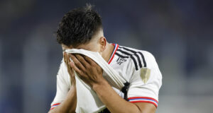 Damián Pizarro se cubre el rostro con su camiseta de Colo-Colo con clara señal de lamento y resignación.