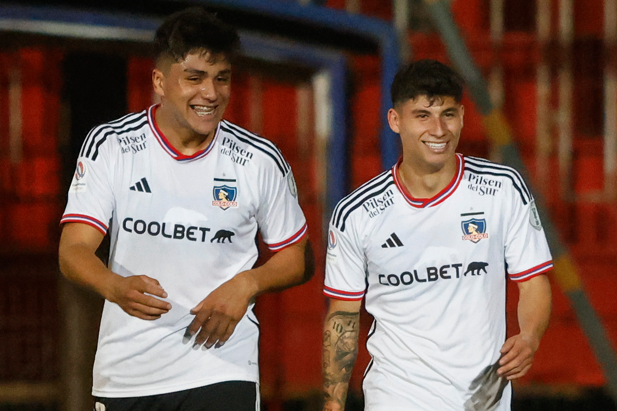 Alexander Oroz y Damián Pizarro sonríen en pleno partido con la camiseta de Colo-Colo.
