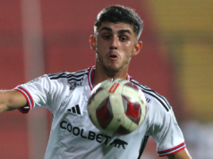 Bruno Gutiérrez concentrado en un balón mientras defiende la camiseta de Colo-Colo.