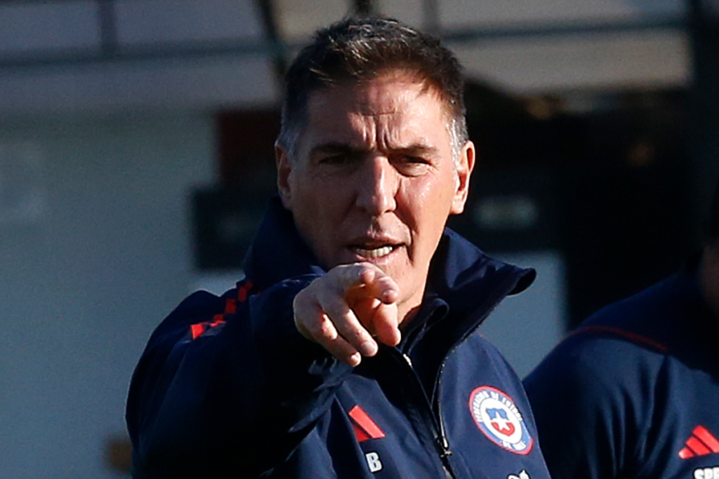 Eduardo Berizzo en pleno entrenamiento con la Selección Chilena señala con el dedo un objetivo claro.