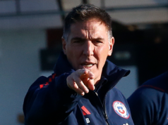 Eduardo Berizzo en pleno entrenamiento con la Selección Chilena señala con el dedo un objetivo claro.