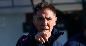 Eduardo Berizzo en pleno entrenamiento con la Selección Chilena señala con el dedo un objetivo claro.