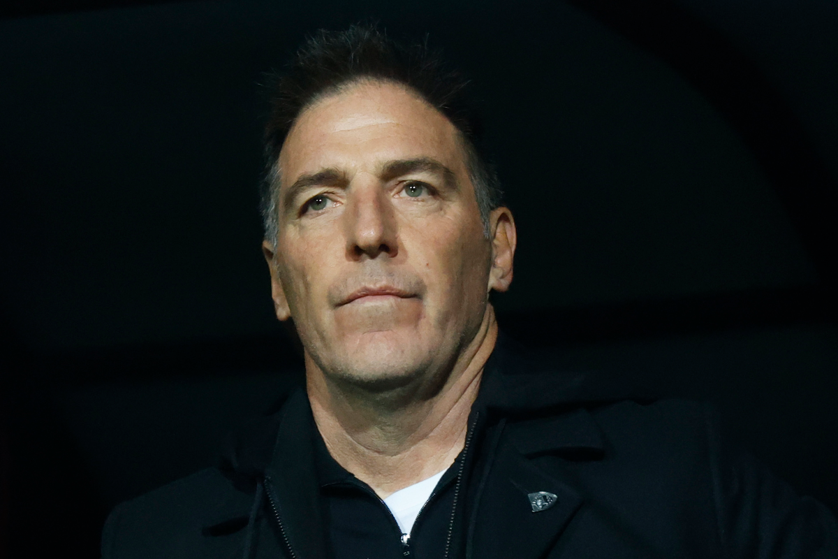 Eduardo Berizzo, entrenador de la Selección Chilena con cara de incertidumbre y preocupación.