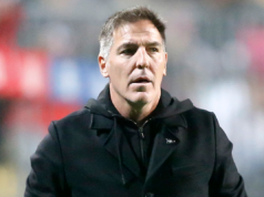 Eduardo Berizzo con cara de impacto y la boca semiabierta.