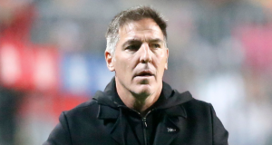 Eduardo Berizzo con cara de impacto y la boca semiabierta.
