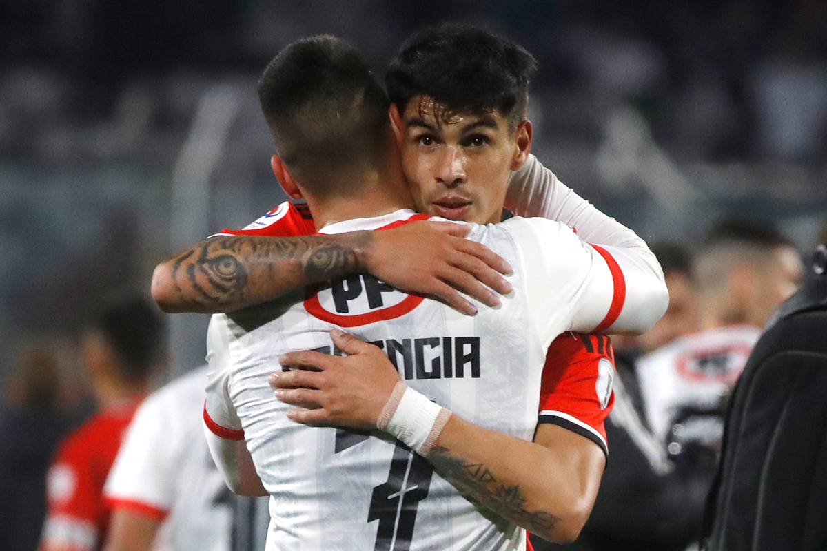 Erick Wiemberg abraza a Esteban Valencia tras el enfrentamiento de Colo-Colo y Unión la Calera por la Copa Chile 2023.